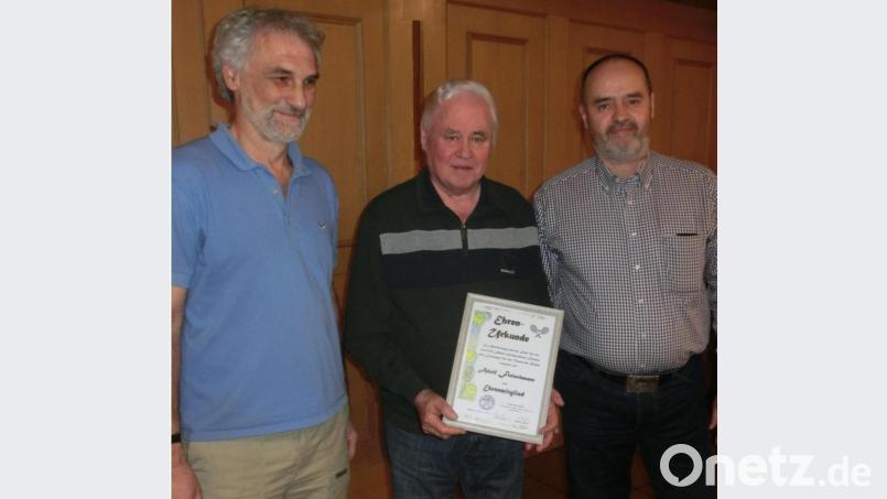 Links Werner Lang aus der Spartenleitung, dann Ehrenmitglied Adolf Fleischmann, rechts Willi Anhalt auch aus der Spartenleitung. Bild: exb