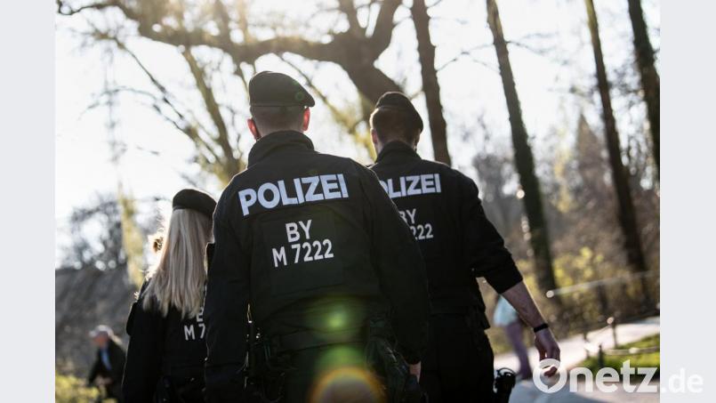 Polizisten patrouillieren durch den Englischen Garten in München. Foto: Matthias Balk/dpa/Archivbild Bild: Matthias Balk