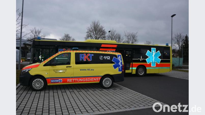 Einige Fahrzeuge des Regensburger Krankentransports (RKT) beim Einsatz in Tirschenreuth. Bild: jr