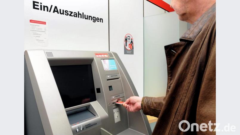 Ab Montag, 23. März, sind alle Filialen der Sparkasse Amberg-Sulzbach und der Genossenschaftsbanken in Amberg und im Landkreis für den bedienten Service geschlossen. Der Selbstbedienungsbereich bleibt nach Angaben der Banken rund um die Uhr geöffnet. Es werde keine Einschränkungen bei der Verfügbarkeit von Bargeld geben, betonen die Banken in einem Infoschreiben. Bild: Stephan Huber