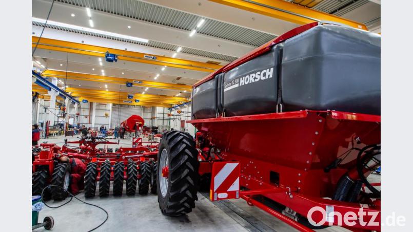 Bei Horsch in Schwandorf läuft die Produktion noch. Verschiedene Vorkehrungen sollen für Sicherheit unter den Beschäftigten sorgen. Unser Archivbild zeigt die neue Werkhalle vor der Krise. Bild: Clemens Hösamer
