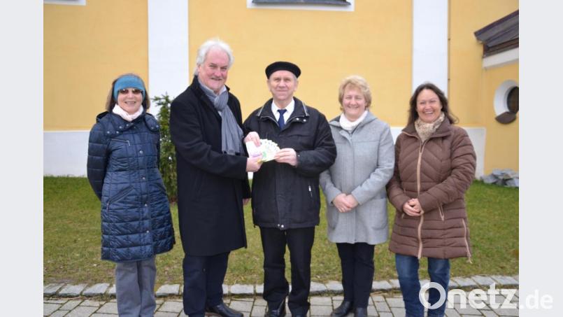 Mike Steger und Mitglieder des Pfarrgemeinderates überreichen an Pfarrer Josef Most für die Innenrenovierung der Pfarrkirche 2500 Euro aus dem Erlös des Preisschafkopfes. Das Bild entstand vor der aktuellen Coronasituation. Bild: gi