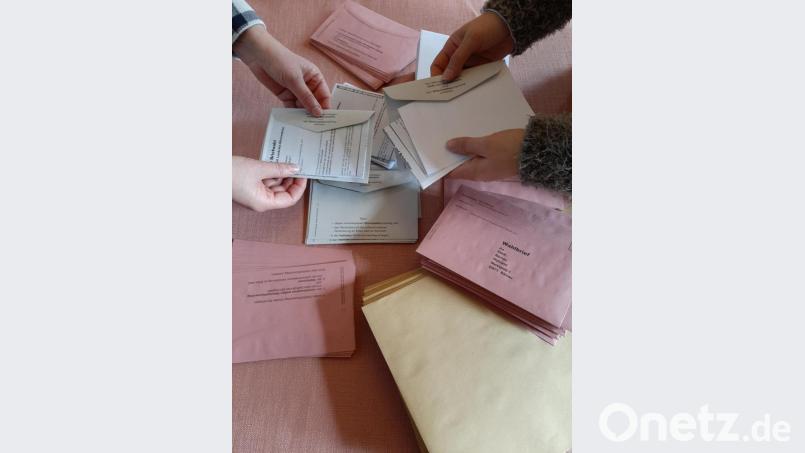 In Bärnau hat das Team um Wahlleiterin Heidi Schertler über 2600 Wahlbriefe für den Versand vorbereitet. Bild: Heidi Schertler/exb