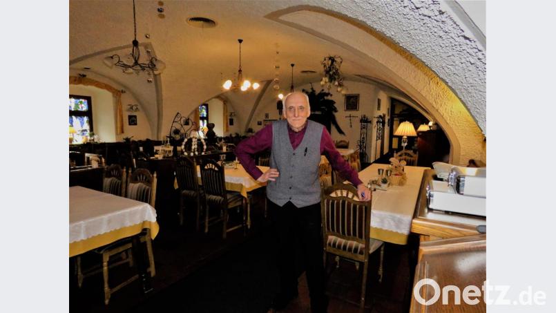 Gastwirt Klaus Pirkl aus Waldsassen steht in seinem gähnend leeren Lokal. Er schätzt, dass er zwei Monate ohne Gäste durchhalten könne, länger nicht. Er hofft beim Blick auf finanzielle Hilfsmaßnahmen auf eine gerechte Behandlung aller Hotel- und Gastronomiebetriebe. Bild: ubb