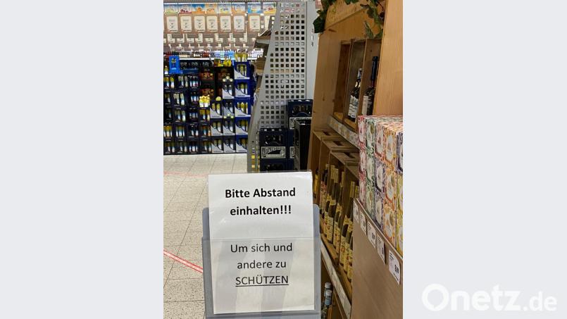 Abstand halten – in den Geschäften wird plakativ darauf hingewiesen. Bild: cv