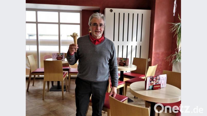 Eisdielen-Besitzer Renzo Davos konnte bis vor kurzem noch auf den Straßenverkauf hoffen, doch auch das ist jetzt untersagt. Ihm bleibt die Hoffnung auf die Hauptsaison im Sommer. Bild: ubb