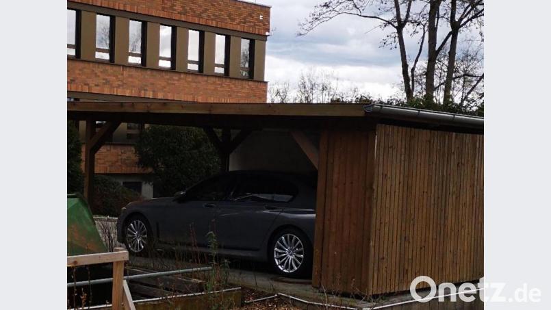 Carport am Landratsamt: Inwieweit solche Park- und Stellplätze auch zur Bestückung mit Solarüberdachungen und der Vorbereitung für E-Mobilität geeignet sind, soll auf Antrag der Grünen untersucht werden. Bild: Dobler