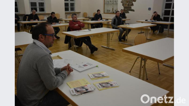 In den Saal des Pfarr- und Jugendheims Leonberg war die jüngste Gemeinderatssitzung verlegt worden. Dort konnte jedes Gremiumsmitglied an einem eigenen Tisch Platz nehmen. Bild: jr