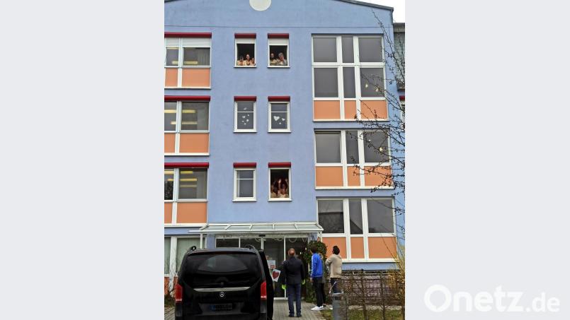 Mit Freude begrüßten die Bewohner des Pro-Curand-Heims die Obstlieferung aus Amberg. Bild: exb
