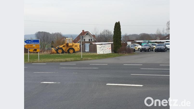 Aufgestellt wurde das Banner gut sichtbar in der Wiese neben dem Gelände der Firma Högl auf Höhe der Abzweigung nach Konnersreuth. Bild: exb/Sven Müller