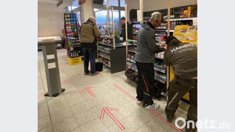 Im Getränkemarkt wurden Trennscheiben an den Kassen und Pfeile, die die „Einbahnstraße“ durch die Getränkepaletten vorgeben, angebracht. Bild: Völkl