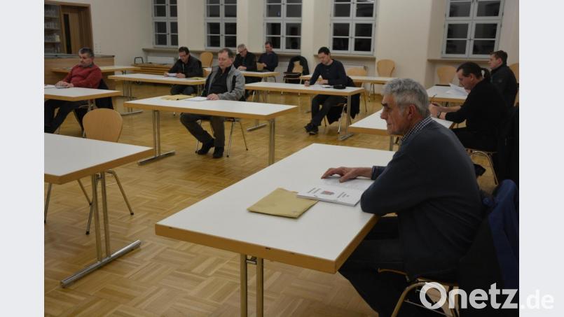 In den Saal des Pfarr- und Jugendheims Leonberg war die jüngste Gemeinderatssitzung verlegt worden. Dort konnte jedes Gremiumsmitglied an einem eigenen Tisch Platz nehmen. Bild: jr