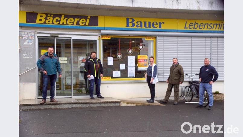 Die Ausgangsbeschränkung zeigt, wie wertvoll eine Versorgung vor Ort ist. Der Dorfladen von Josef und Birgitt Bayer liefert nicht nur, er informiert auch. Ein Schaufenster wird zur Anschlagstafel für wichtige Informationen. Die Gemeinde wird es nutzen, da die amtlichen Anschlagstafeln noch mit Wahlinformationen zur Stichwahl bestückt bleiben müssen. 
Im Bild (von links) Adrian Scheitler, Thomas Kaufmann, Birgitt Bayer, Ludwig Melzner und Florian Hösl. Bild: bkr