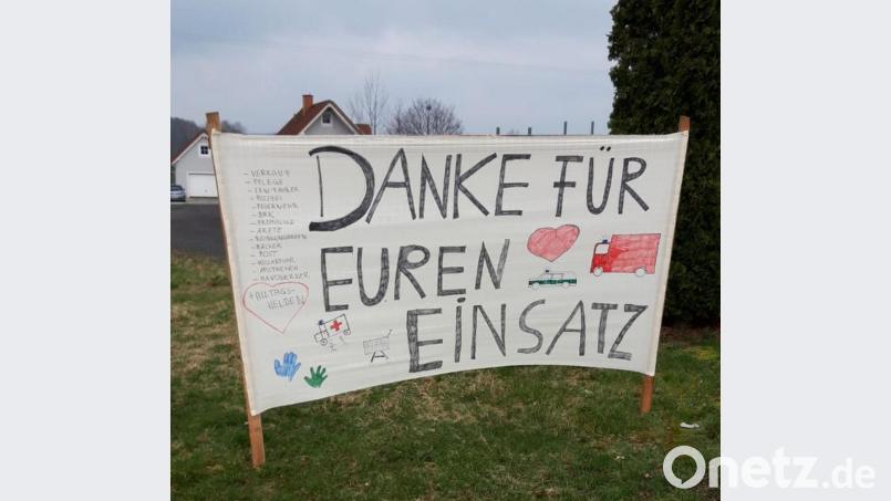 Ein großes Dankeschön-Banner errichteten Sven Müller und Freundin Alexandra Bleistein mit den gemeinsamen Kindern Maximilian und Sebastian. Bild: exb/Sven Müller