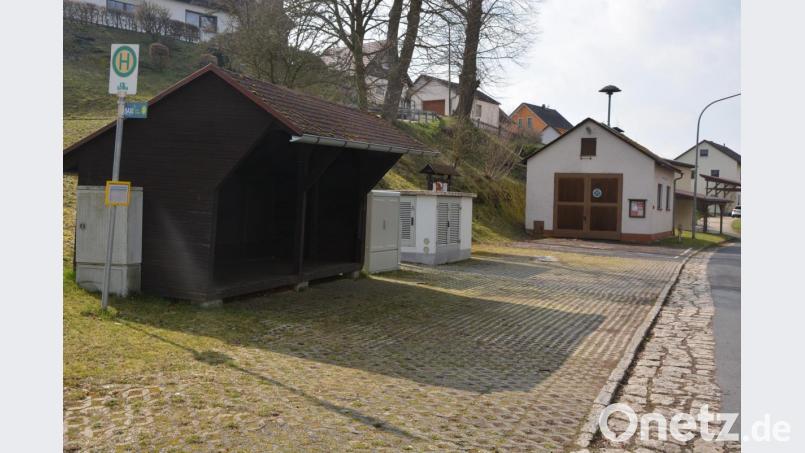 Der Bereich rund um das Feuerwehrgerätehaus in Königshütte (hinten) soll neu gestaltet werden. Auch ein neues Bushäuschen wird aufgestellt. An Kosten wurden rund 66500 Euro ermittelt. Die Gemeinde erhofft sich Unterstützung aus dem neu aufgelegten Regionalbudget der Ikom Stiftland, ein Förderantrag wird gestellt. Bild: jr