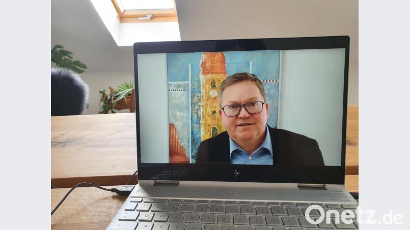 Oberbürgermeister Michael Cerny wandte sich am Freitagabend mit einer Videobotschaft an die Amberger. Bild: wih
