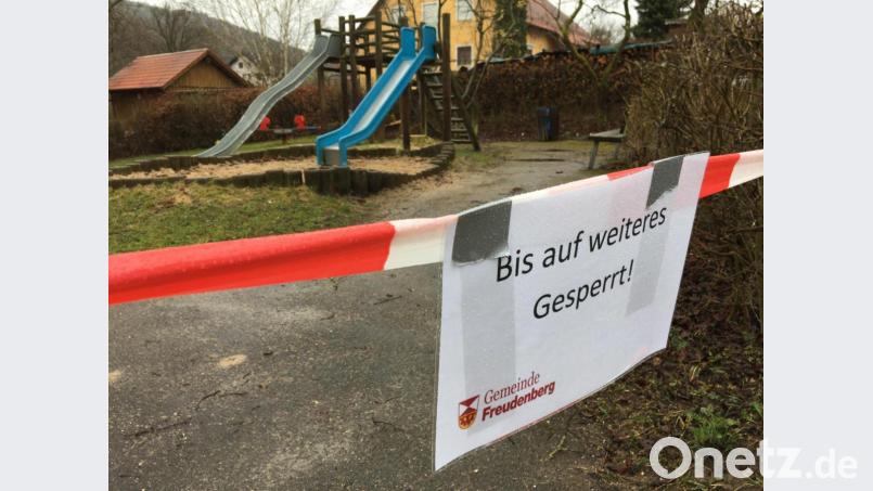 Abgesperrt und verwaist ist der Kinderspielplatz in Wutschdorf. Am Wochenende war in der ganzen Gemeinde kaum jemand auf der Straße anzutreffen. Bild: gri