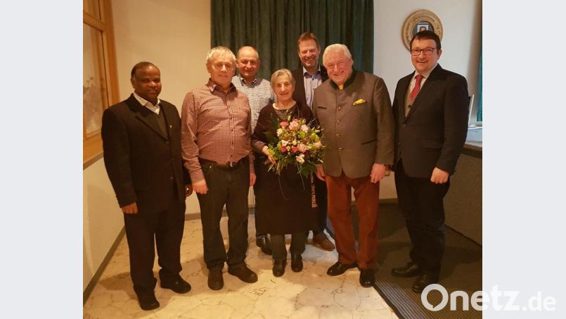 Ehrung beim Rehessen (von links): Pfarrer Moses Gudapati, Jagdvorsteher Theo Schadl, Zweiter Bürgermeister Franz Weiß, Erika Grummt, Bürgermeister Alwin Märkl, Jagdpächter Ulrich Schmid und Ruppert Schmid. Bild: exb