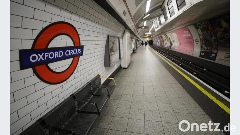 Wo sich gewöhnlich Menschenmassen ihren Weg durch den Londoner Untergrund bahnen, ist derzeit kaum jemand unterwegs: die U-Bahn-Station Oxford Circus. Bild: Kirsty Wigglesworth/dpa