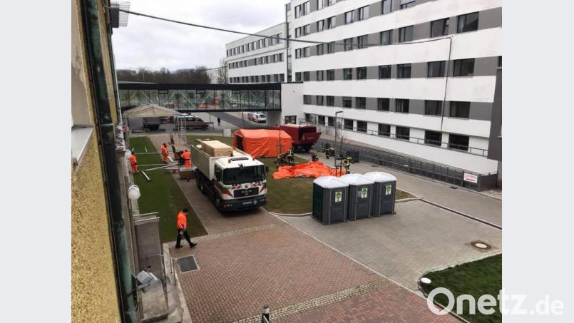 Um die Zentrale Notaufnahme zu entlasten, entsteht beim Weidener Klinikum eine Zeltstraße für Corona-Patienten und -Verdachtsfälle. Bild: exb/Kliniken Nordoberpfalz AG