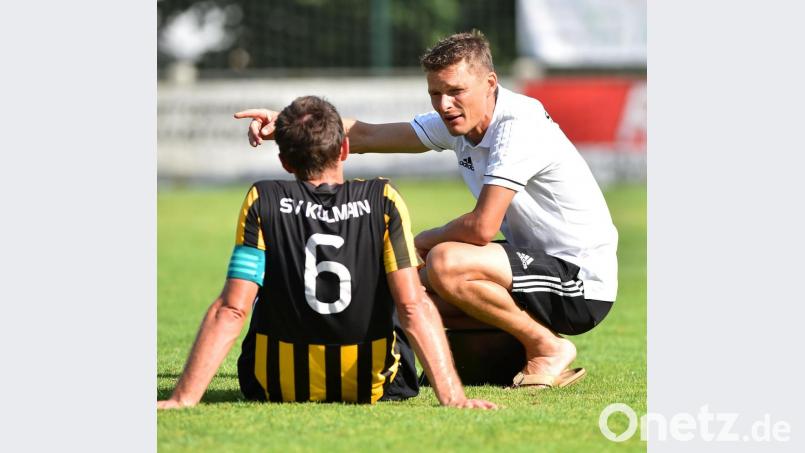 Zwei Jahre wies Trainer Thomas Kaufmann (rechts) den SV Kulmain um Kapitän Florian Greger an. Nach dieser Saison sucht er eine neue Herausforderung. Bild: A. Schwarzmeier