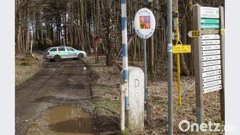 Spazierengehen bleibt in Bayern auch während der Corona-Ausgangsbeschränkung erlaubt. Doch eine tschechische Polizeistreife passt am Fußgängerübergang Friedrichshäng/Gemeinde Schönsee auf, damit niemand „versehentlich“ den offen Schlagbaum passiert. Die deutsch-tschechische Grenze ist schon seit 14. März abgeriegelt. Bild: mmj