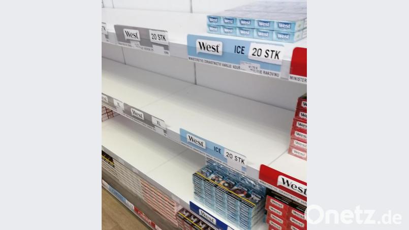 Bevor der Grenzübergang Tillyschanz bei Eslarn am Samstag, 14. März, geschlossen wurde, deckten sich etliche Oberpfälzer noch mit Zigaretten, Spirituosen und Kosmetikartikeln im Duty-Free-Shop ein. Bild: Portner