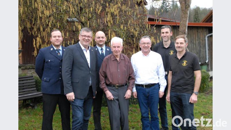 Jubilar Alois Fuchs, in der Mitte, rechts daneben VdK Vorsitzender Karl Bauer, mit Bürgermeister Peter Braun sowie den beiden Vorsitzenden der Feuerwehr, Christian Renghart und Florian Pirzer sowie den Vertretern des Imkervereins, Vorsitzender Josef Fleischmann und Franz Schmid (von links). Bild: pop