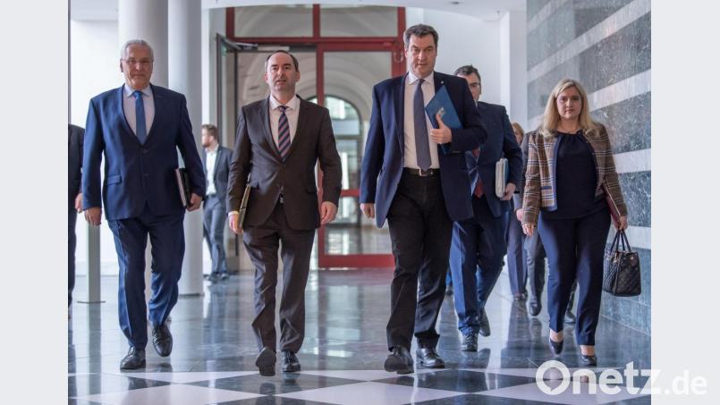 Ministerpräsident Markus Söder (Dritter von rechts, CSU) schreitet voran und zeigt Führungsstärke: Nicht nur wie hier im Bild mit Ministern aus seinem Kabinett, sondern auch auch bei der Bekämpfung des Coronavirus auf Bundesebene. Bild: Peter Kneffel/dpa