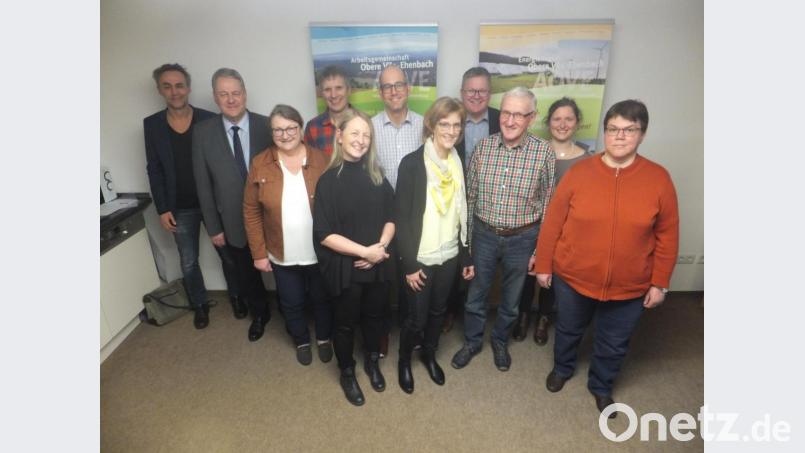 Mit den Gewinnern freuen sich der Klimaschutzkoordinator des Landkreises, Joachim Scheid, Landrat Richard Reisinger, AOVE-Geschäftsführerin Waltraud Lobenhofer, Thilo Wiesent (Landesbund für Vogelschutz) (von links) sowie die Klimaschutzkoordinatorin der Stadt Amberg Corinna Loewert (rechts) und Oberbürgermeister Michael Cerny (Vierter von rechts). Bild: ibj