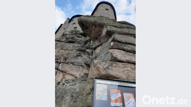 In der Burg Falkenberg spukt höchstens noch ein Burgfräulein. Die Burg ist zwangsverwaist. Die Veranstaltungshinweise im Schaukasten sind mit einem dicken Balken &quot;abgesagt&quot; versehen worden. Bild: ubb
