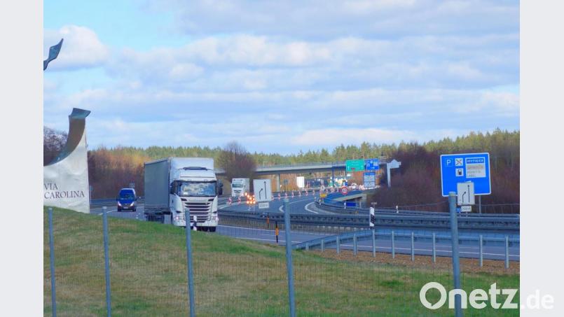 Das Kunstwerk (links) vor der Autobahn-Grenzbrücke steht für ein durchlässig gewordenes Europa. Derzeit stehen die Zeichen jedoch leider eher auf Abstand. Bild: fjo