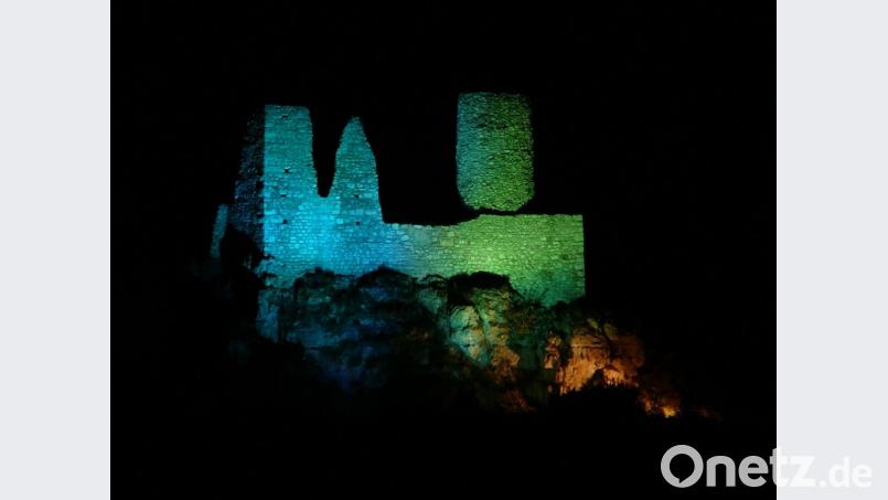 Es geht wieder einmal um die Sanierung der Hohenburg. Vor gut 10 Jahren ist die beleuchtete Hohenburg schon einmal im Mittelpunkt gestanden. Damals allerdings war die Hohenburg beleuchtet gewesen. Adrian Golba hatte damals bei seinem Schwiegervater Erwin Wolfsteiner um die Hand seiner Tochter Annemarie angehalten und dieses Versprechen auch eingelöst. 
Doch jetzt steht ein größerer Sanierungsaufwand an. Bild: uax