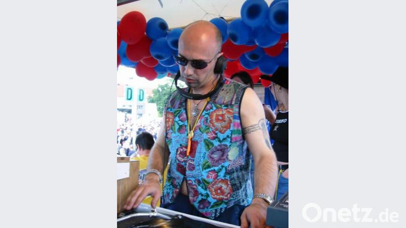 Hinter den Plattentellern ist Ralf Möhrle in seinem Element. Nun legt er jeden Abend für seine Facebook-Freunde auf. Bild: Lowak