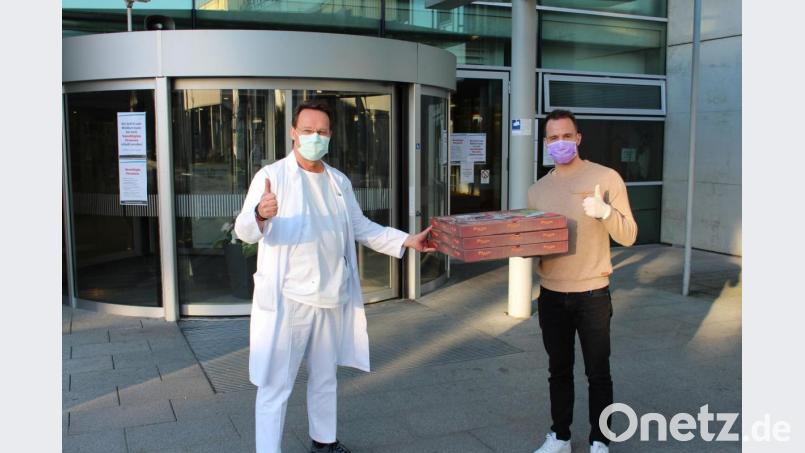 Pizzalieferung frei Haus. Chefarzt Professor Christian Paetzel (Ärztlicher Direktor Region Süd) bedankt sich für die Spende eines Weidener Lokals. Bild: exb