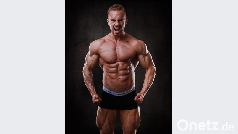 Der Bodybuilder Sven Wittmann weiß, wie man sich zuhause während der Coronakrise fit hält. Bild: Moritz Weiß/MoW-Pictures