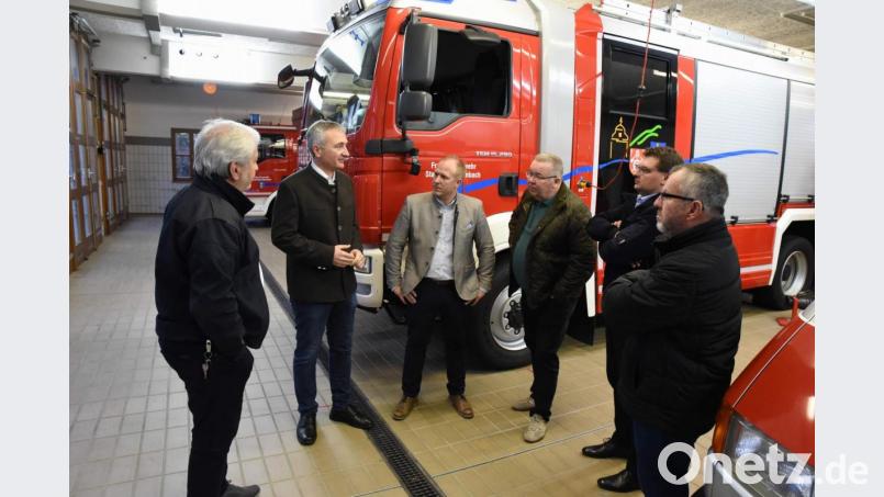 Landtagsabgeordneter Dr. Harald Schwartz (Zweiter von links) informiert sich bei der Feuerwehr Schnaittenbach über deren Ausstattung und anstehende Aufgaben. Mit dabei (von rechts) die beiden Kommandanten Karl Hottner (2.), Michael Werner (1.), Bürgermeister Sepp Reindl, Jugendbeauftragter Marcus Eichenmüller und Kreisbrandrat Fredi Weiß (links). Bild: u
