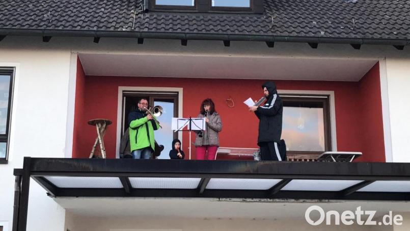 Josef, Inge und Alexander Wolfrath aus Roggenstein spielen auf dem Balkon am Sonntagabend die &quot;Ode an die Freude&quot;. Enkel Max bläst mit seiner Flöte kräftig im Takt mit. Aus der anderen Richtung beteiligt sich Musikerkollege Gerhard Maier und lässt die Nachbarn aufhorchen. Bild: dob