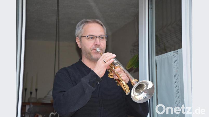 Auch Armin Scharnagl, Leiter der Konnersreuther Blaskapelle, spielte am Sonntag Beethovens „Ode an die Freude“ aus dem Fenster seines Wohnhauses. Bild: jr