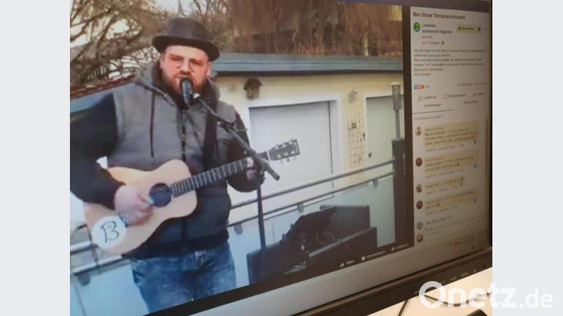 Der Musiker Ben Stone gab ein Terrassen-Konzert, das auf Facebook übertragen wurde. Bild: Benjamin Tietz