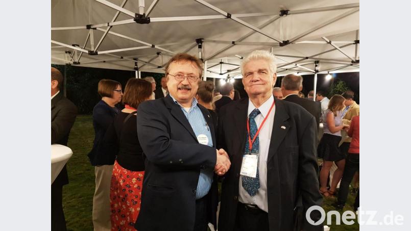 Professor Dr. Franz Xaver Bogner (links) und Professor José Luis García Cuevas vom Kubanischen Kultusministerium beim Empfang der Deutschen Botschaft in Havanna, nach der Verleihung der Gastprofessur. Bild: privat/exb