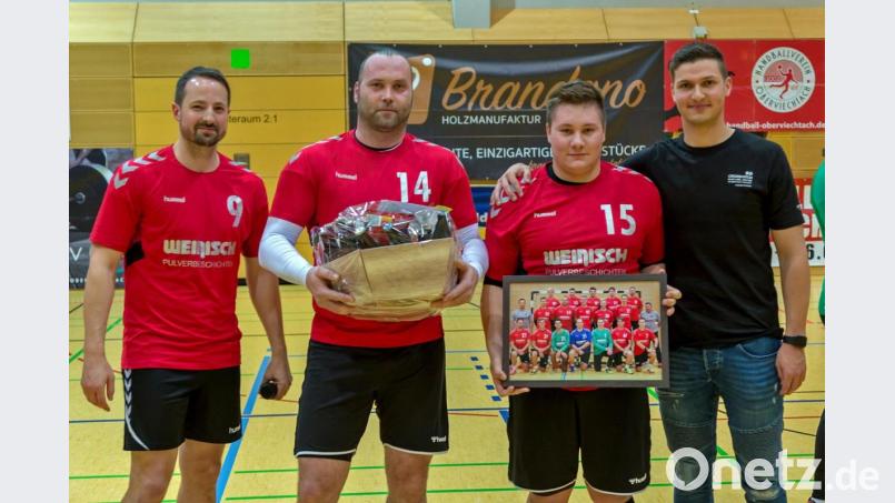 Von seinen ehemaligen Oberviechtacher Mannschaftskollegen Dominik Mösbauer (von links), Ronny Maaß und Marco Baier erhielt Maximilian Fütterer zum Abschied einen Geschenkkorb und ein Mannschaftsfoto. Bild: Günter Uschold (gud)