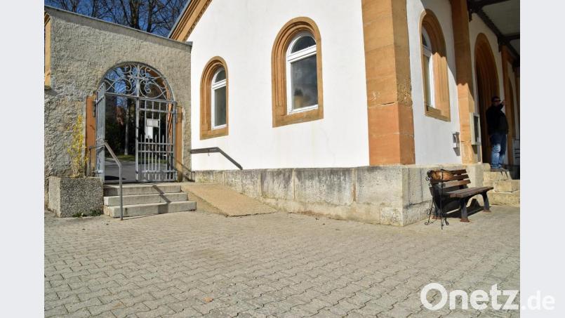 Die Rampe am Friedhofseingang soll bis zum Leichenhaus verlängert werden. Bild: ANDREAS ROYER