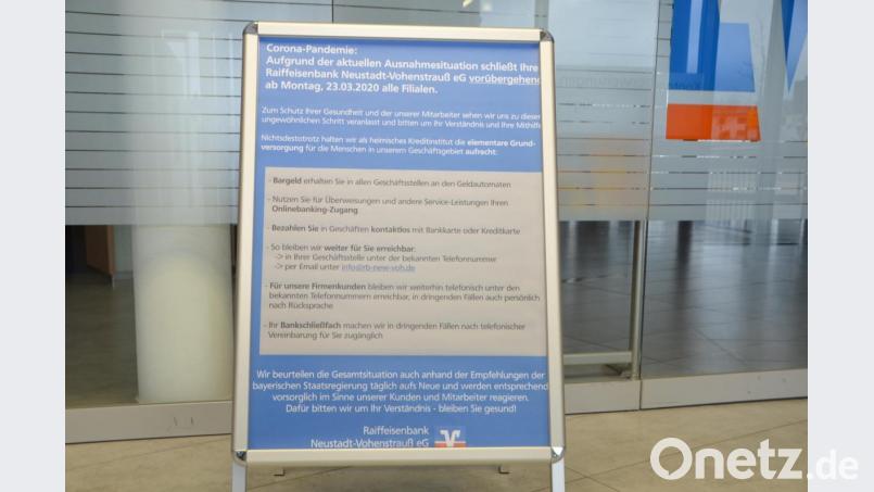 Trotz der Hinweise am Eingang sind manche Kunden rücksichtslos gegenüber der Mitmenschen. Jetzt reagieren die Vorstände der Raiffeisenbank mit der Schließung der Geschäftsstellen. Bild: dob
