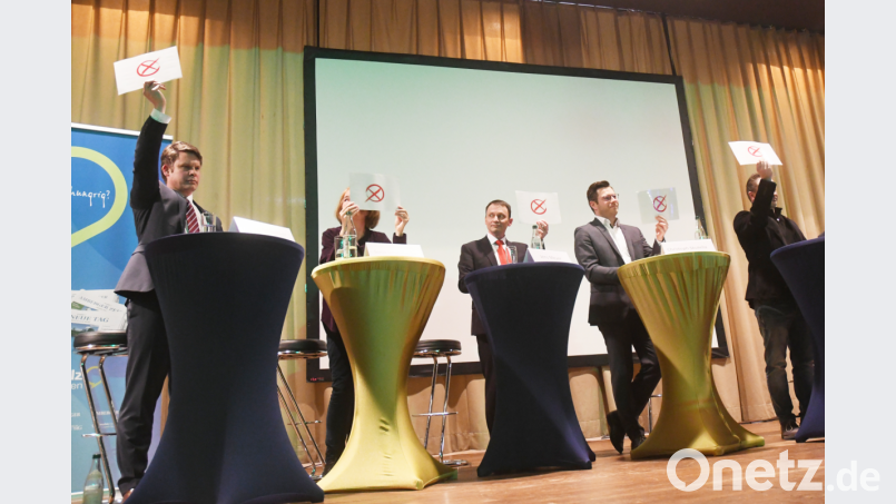 Ein rotes X bedeutete nein bei der Podiumsdiskussion von Oberpfalz-Medien. Die Frage hier war die nach einer Zusammenarbeit mit der AfD im Stadtrat. Die Kandidaten waren sich einig in ihrer Ablehnung. Archivbild: Gabi Schönberger
