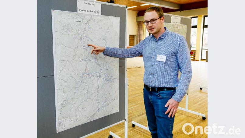 Tennet-Mitarbeiter Torsten Grampp zeigt auf den geplanten Verlauf des Süd-Ost-Links zwischen Pfreimd und Nittenau. Bild: Hösamer