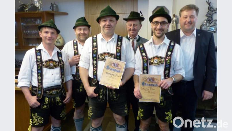 Die Geehrten des Kastler Trachtenvereins (von links) Georg Ehbauer, Christian Pöllath, Wolfgang Pöllath, Willi Sossau, Sebastian Hiller mit Bürgermeister Stefan Braun. Bild: jp