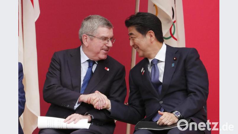 IOC-Präsident Thomas Bach (l) und Japans Ministerpräsident Shinzo Abe wollen über eine mögliche Verschiebung der Olympischen Spiele sprechen. Foto: Koji Sasahara/AP/dpa Bild: Koji Sasahara