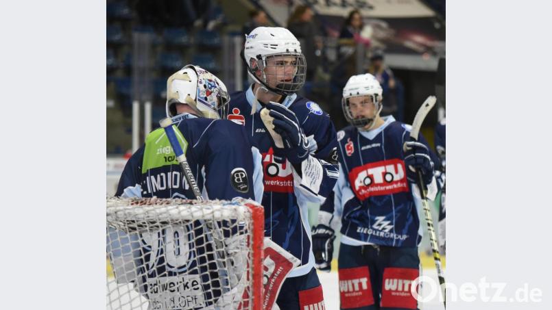 Verteidiger-Talent Adrian Klein (Mitte) verlässt die Blue Devils und wechselt zum DEL-Klub Straubing Tigers. Bild: gb
