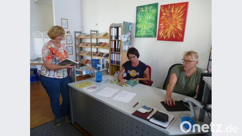 Das Team der Gemeindebücherei hilft mit Buchlieferungen gegen die Langeweile. Bild: bk